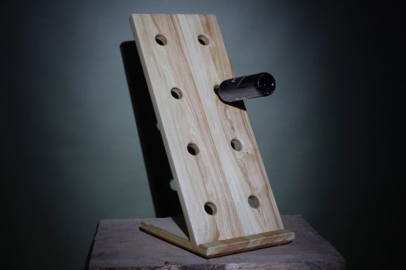 Weinständer aus Massivholz zur dekorativen Aufbewahrung von Weinflaschen