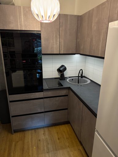 moderne Küche in kleiner Wohnung aus hochwertigen Materialien